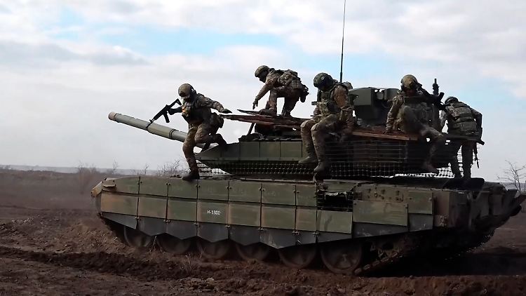 Putin könnten sich mit einem Waffenstillstand Möglichkeiten zum Vorstoß nach Europa eröffnen, sagt der Militärexperte.