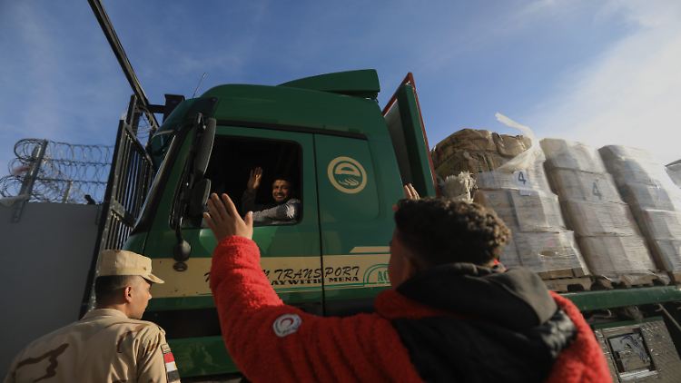 Ein Lastwagen mit Hilfsgütern fährt über den Grenzübergang Rafah in die palästinensischen Gebiete ein.