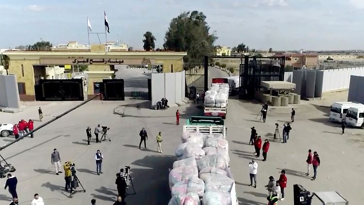 Lastwagen fahren mit Hilfsgütern in den Gazastreifen über den Grenzübergang Rafah in Ägypten ein.