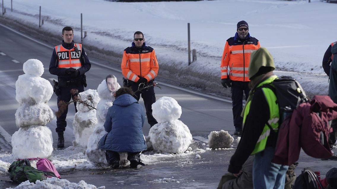 Die Demonstranten bauten Schneemänner.