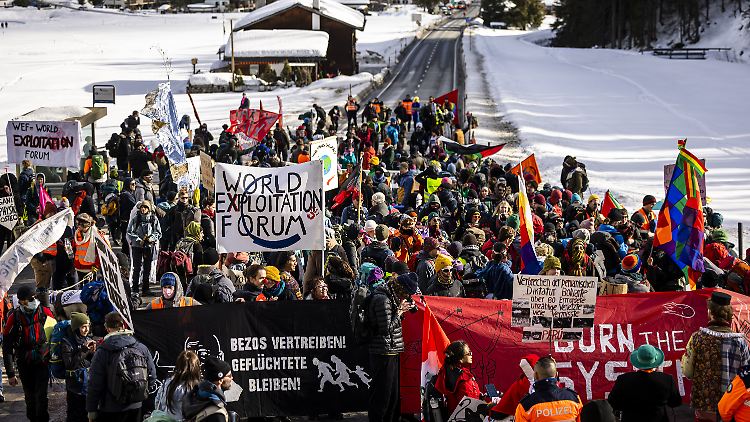 Hunderte Demonstranten versperrten die Zufahrtsstraße nach Davos.