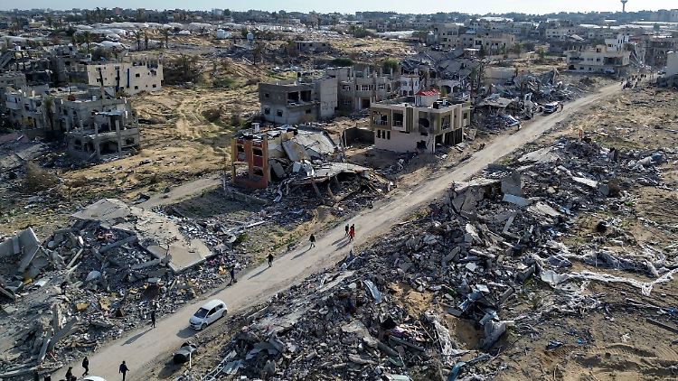 Im weitgehend verwüsteten Gazastreifen hat nach mehr als 15 Monaten Krieg eine Waffenruhe begonnen.