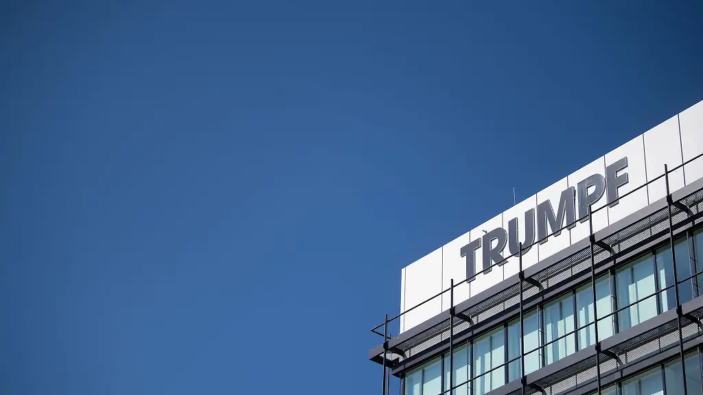 Das-Logo-des-Maschinenbauers-Trumpf-ist-auf-einer-Fassade-zu-sehen
