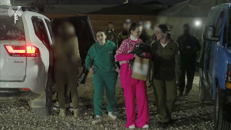 Die freigelassenen Frauen halten bei der Übergabe an das Rote Kreuz Tüten in der Hand, wie Aufnahmen zeigen. 