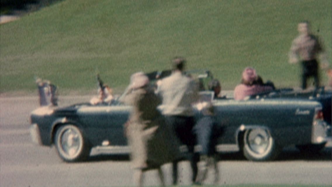 22. November 1963 - Nach den tödlichen Schüssen auf ihren Mann, den US-Präsidenten John F. Kennedy, legt Jacqueline Kennedy stützend ihren Arm um ihn.
