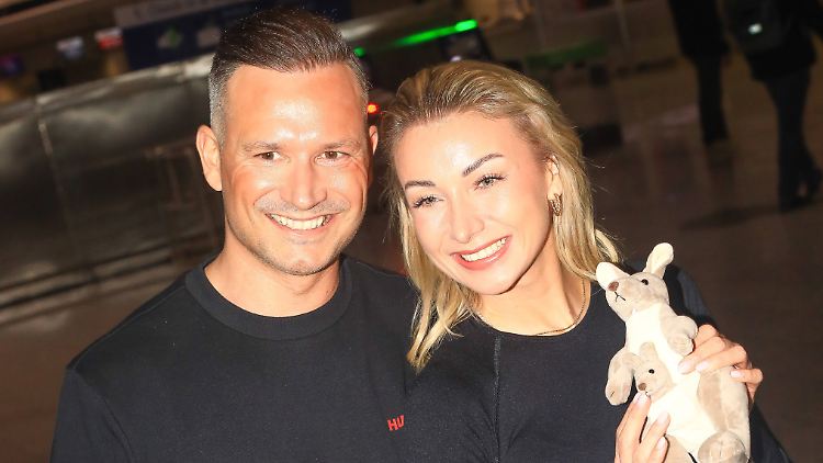 Auch Anna-Carina Woitschack ist nun auf dem Weg ins Camp - mit Freund Daniel Böhm und Känguru. 