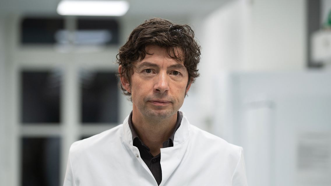 Das wohl bekannteste Gesicht der Corona-Pandemie ist Christian Drosten. Mit seinem Team entwickelte der Virologe den weltweit ersten Nachweistest für Sars-CoV-2. Außerdem war er Mitglied im Expertenrat der Bundesregierung - und ihr wichtigster wissenschaftlicher Berater. Seinen Worten im NDR-Podcast "Coronavirus-Update" lauschten jede Woche Tausende Menschen. Und heute? ...