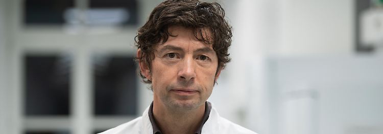 Das wohl bekannteste Gesicht der Corona-Pandemie ist Christian Drosten. Mit seinem Team entwickelte der Virologe den weltweit ersten Nachweistest für Sars-CoV-2. Außerdem war er Mitglied im Expertenrat der Bundesregierung - und ihr wichtigster wissenschaftlicher Berater. Seinen Worten im NDR-Podcast "Coronavirus-Update" lauschten jede Woche Tausende Menschen. Und heute? ...