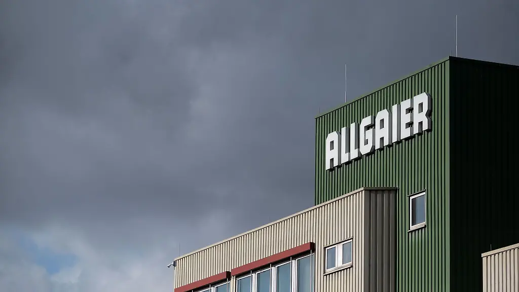 Das-Logo-des-Autozulieferers-Allgaier-ist-an-einem-Gebaeude-am-Unternehmessitz-zu-sehen