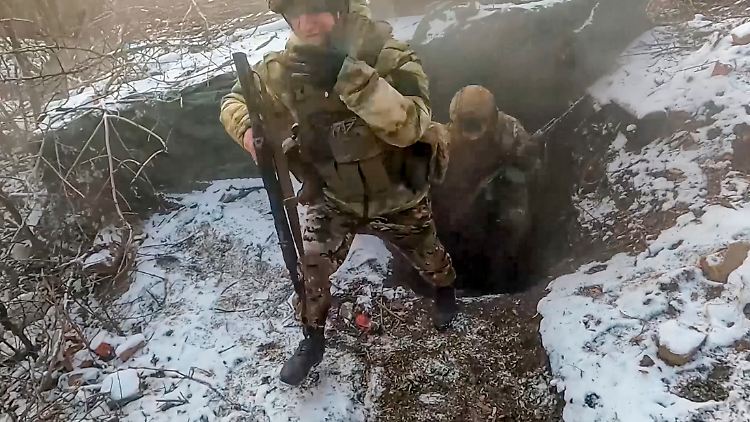Russische Soldaten während einer Aktion an einem nicht genannten Ort in der Ukraine.