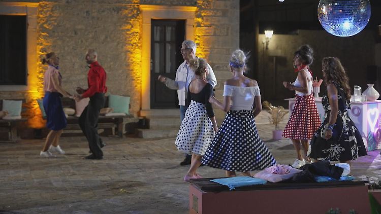 Beim Rock 'n' Roll-Gruppendate schwingen Franz und die Damen das Tanzbein.