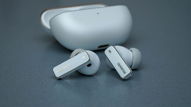 Die Huawei Freebuds Pro 4 gibt es auch in Grün und Schwarz.