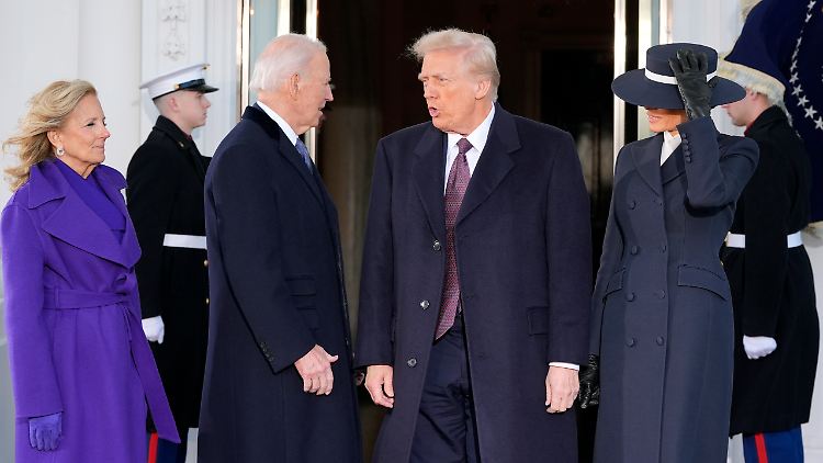 Ehepaar Biden und Ehepaar Trump vor dem Weißen Haus.