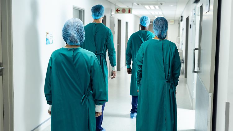 Ärzte und Pfleger würden inzwischen im Schnitt täglich drei Stunden mit Bürokratie verbringen, klagt Krankenhausvertreter Gaß.