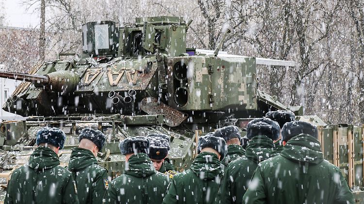 Russische Soldaten vor einem Kampfpanzer aus US-amerikanischer Produktion, der in der Ukraine erbeutet worden sein soll.