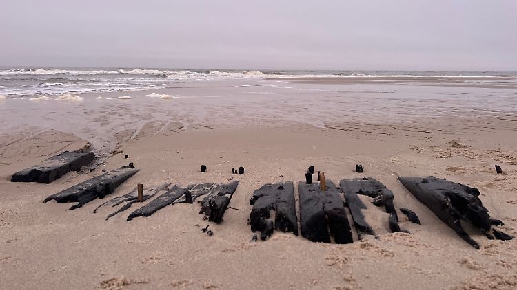 Das Foto von der vergangenen Woche zeigt die freigespülten Überreste des Schiffes am Strand. 
