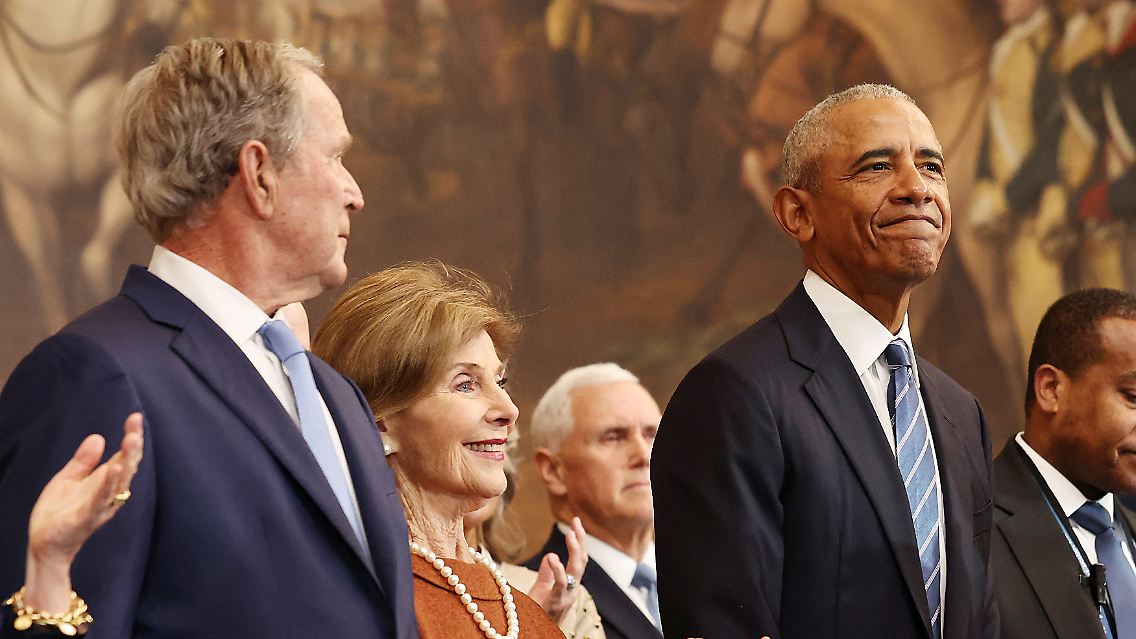 Vor Obama war bereits sein republikanischer Vorgänger George W. Bush ins Capitol gekommen (neben ihm seine Frau Laura Bush).