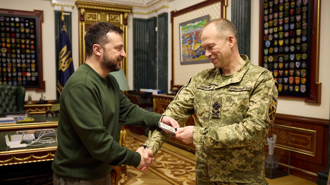 Der ukrainische Präsident Selenskyj überreichte im Februar 2024 Generaloberst Olexander Syrskyj das neue Beglaubigungsschreiben im Mariinsky-Palast in Kiew.