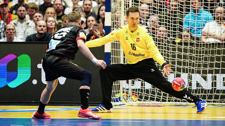Spoiler: Der Ball geht nicht ins Tor.