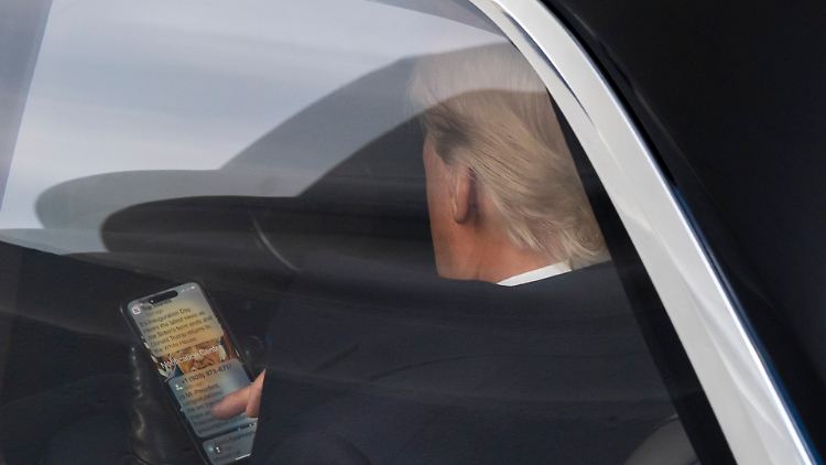 Auf seinem Telefon nimmt Trump am Montag Glückwünsche entgegen. Sein Hintergrundbild: ein Foto von sich selbst.