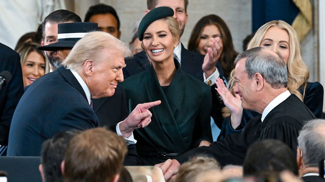 Warum er danach mit dem Finger auf Roberts zeigt, bleibt aber wohl Trumps Geheimnis.