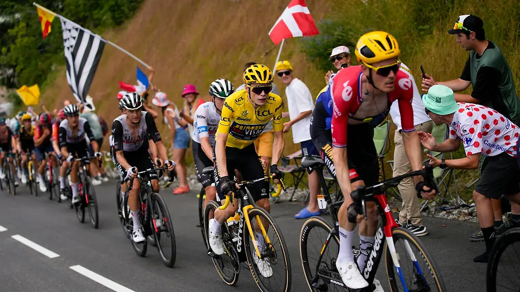 Jonas-Vingegaard-vom-Team-Jumbo-Visma-im-Gelben-Trikot-und-Tadej-Pogacar-im-Weissen-Trikot-bei-der-17-Etappe-der-Tour-de-France