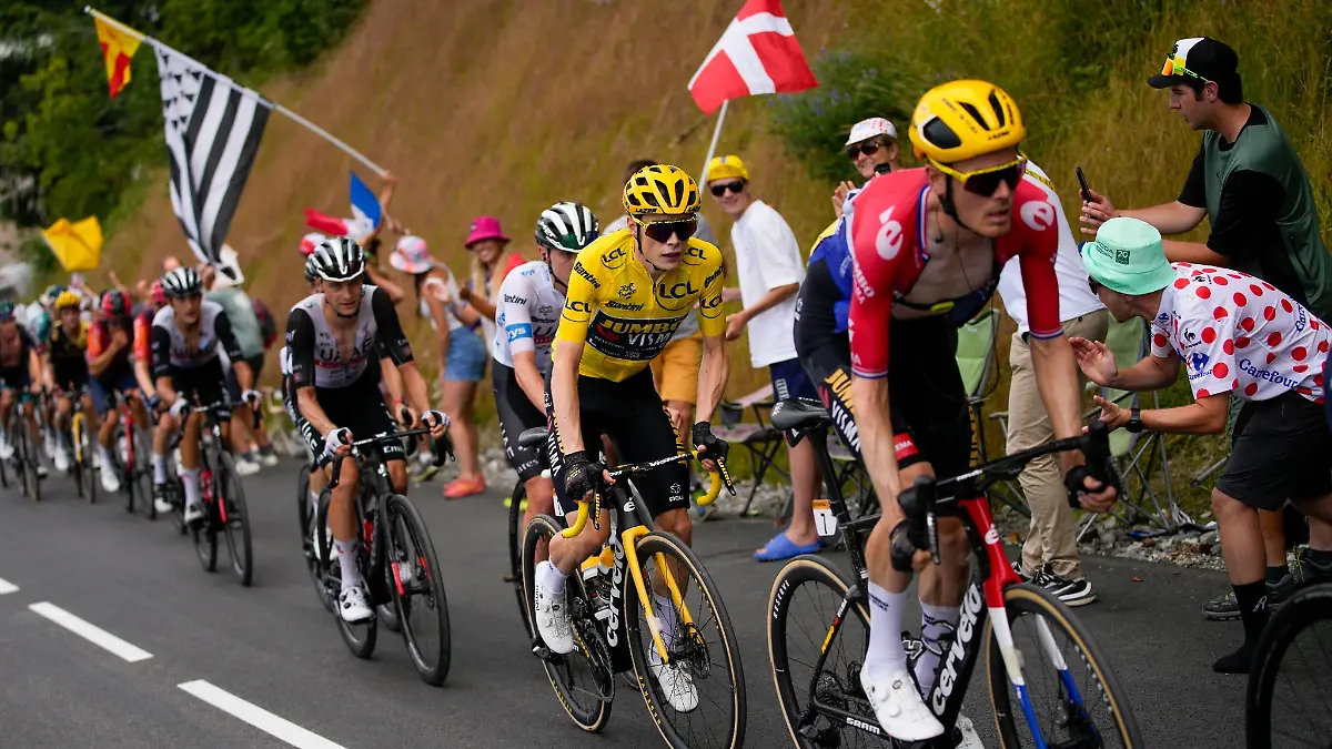 Jonas-Vingegaard-vom-Team-Jumbo-Visma-im-Gelben-Trikot-und-Tadej-Pogacar-im-Weissen-Trikot-bei-der-17-Etappe-der-Tour-de-France