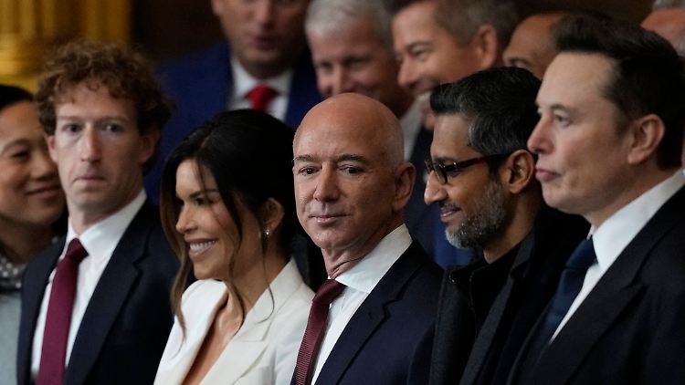 Star-Auflauf der Silicon-Valley-Milliardäre bei der Amtseinführung von Donald Trump: Mark Zuckerberg (l.), Jeff Bezos (mM.), Sundar Pichai (2.v.r.) und Elon Musk (r.).
