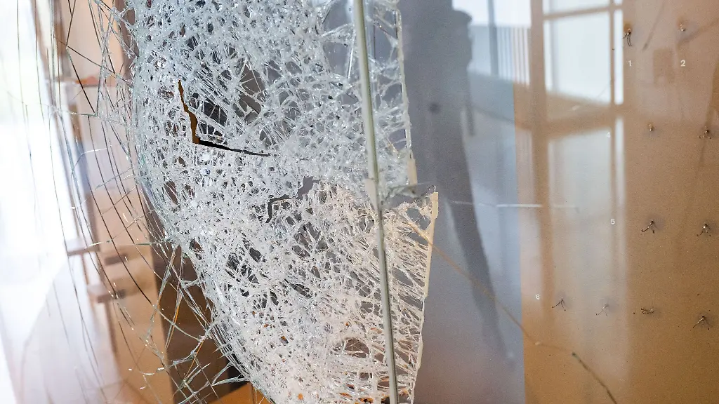 Ein-eingeschlagenes-Vitrinen-Fenster-ist-im-Kelten-Roemer-Museum-zu-sehen