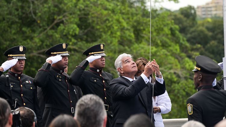 Zum 25. Jahrestag der Übergabe des Panama-Kanals hisst Präsident Mulino am 31. Dezember 2024 die Flagge Panamas.