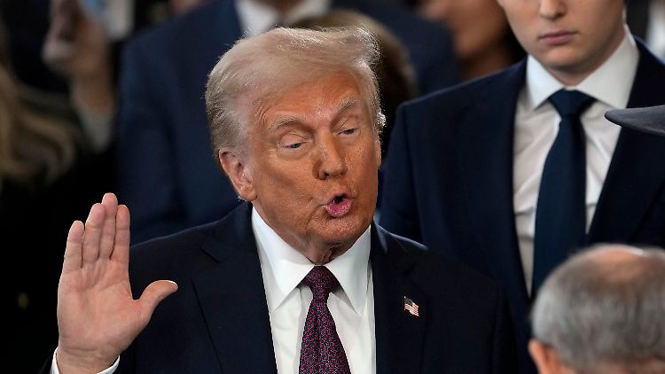 Trump spitzt die Lippen zum Amtseid. Wenig später droht er Panama indirekt mit einem Überfall.