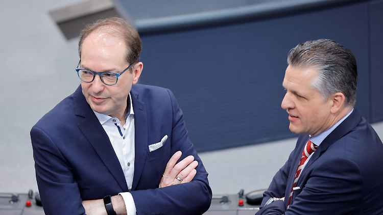 Die Zahlen müssen runter: CSU-Politiker Alexander Dobrindt (l) und CDU-Politiker Thorsten Frei im Bundestag.