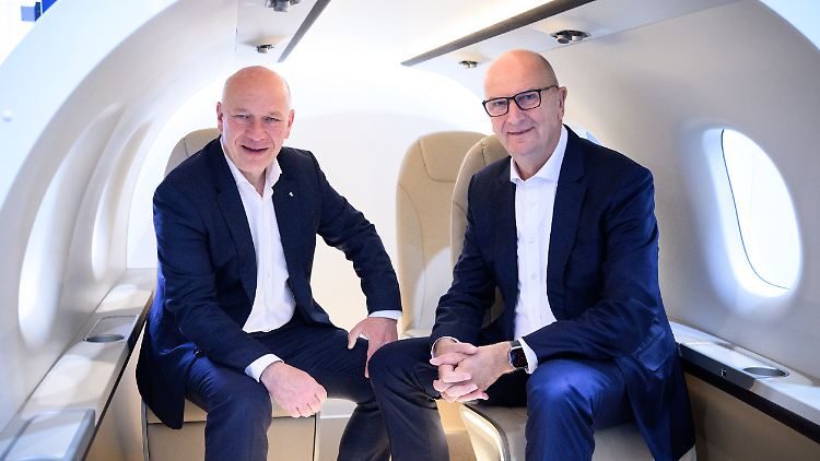 Berlins Regierender Bürgermeister Kai Wegner (l) und Brandenburgs Ministerpräsident Dietmar Woidke bei einem Messe-Termin im Juni. 