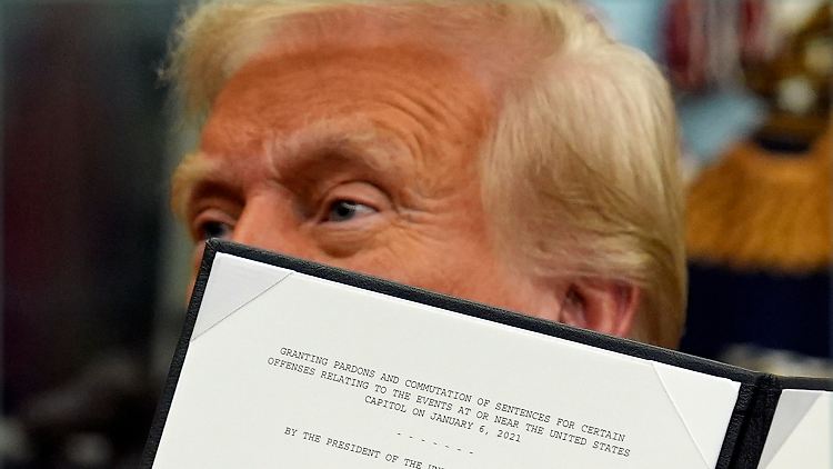 Donald Trump begnadigte fast alle, die wegen des Aufstands vom 6. Januar 2021 verurteilt worden waren.