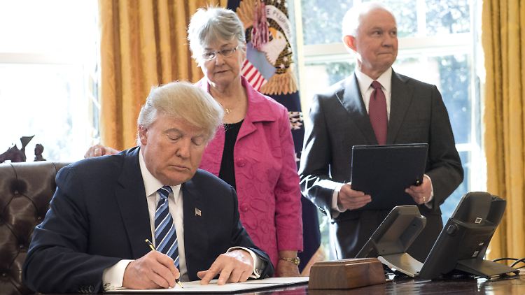 Wie versprochen begnadigte Trump mehr als 1000 seiner Anhänger, die das Kapitol am 6. Januar 2021 gestürmt hatten.