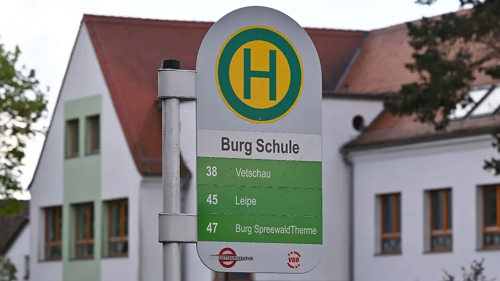 Die-Bus-Haltestelle-Burg-Schule-im-Spreewaldort-Burg