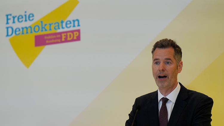 "Herr Scholz nimmt jetzt tatsächlich die Ukraine in Geiselhaft", sagte FDP-Fraktionschef Dürr.