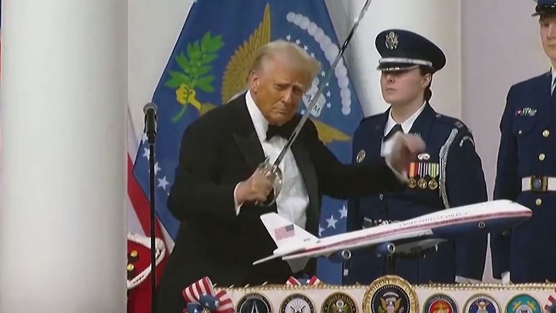 Trump_Säbel_2.JPG