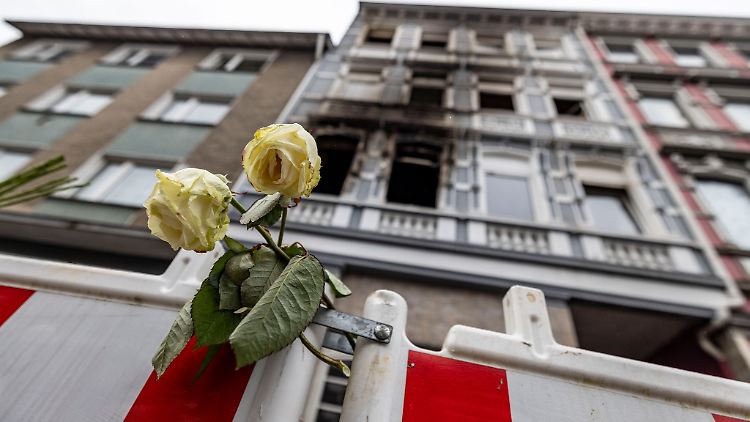 Bei dem Brand starb eine vierköpfige Familie. Acht weitere Menschen retteten sich mit Sprüngen aus dem Fenster.