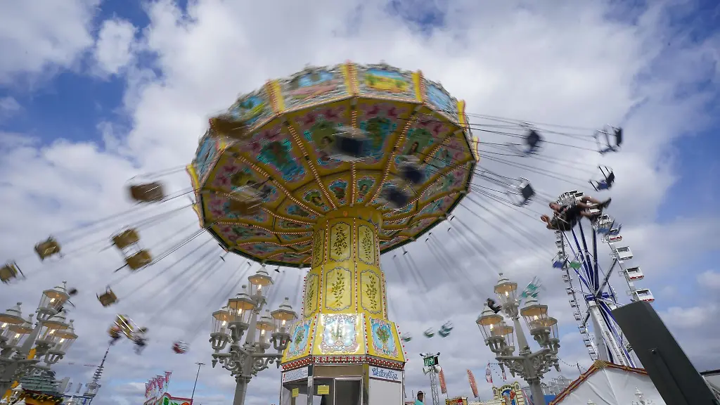 Leute-fahren-in-einem-Kettenkarussell-auf-dem-Hamburger-Sommerdom