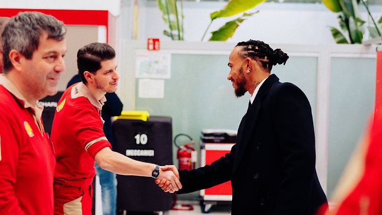 Lewis Hamilton stellt sich bei Ferrari vor.
