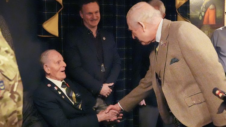 "Lange nicht gesehen", begrüßte Veteran Jim Glennie den König.