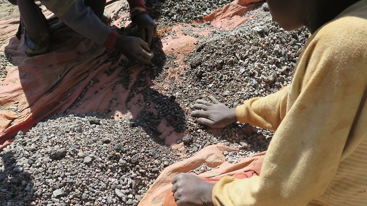 Ein Kind sortiert in der in der Nähe von Kolwezi im Kongo Steine, die Kobalt enthalten. Laut einer Untersuchung von Amnesty International waren unter anderem auch deutsche Unternehmen bei der Kontrolle ihrer Lieferkette auf Menschenrechtsverletzungen zu lax. 