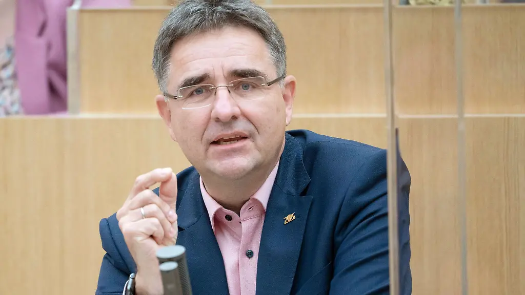 Stellvertretender-SPD-Fraktionsvorsitzender-Stefan-Fulst-Blei-im-Landtag-von-Baden-Wuerttemberg