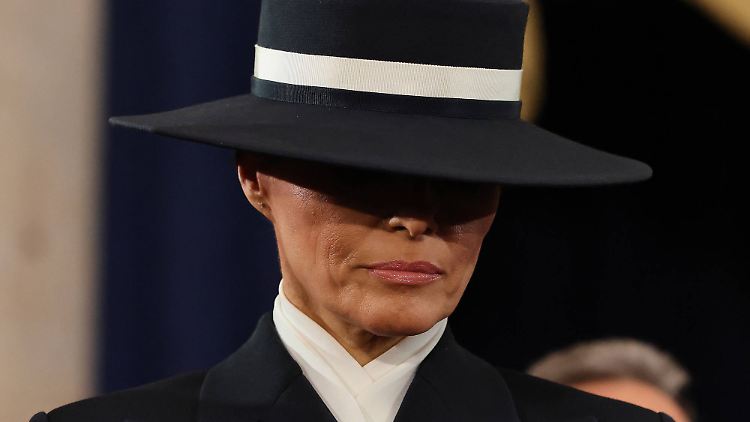 Sieht sie was? Sieht sie nichts? Melania Trumps Hutwahl bei der Amtseinführung ihres Mannes Donald sorgt für Diskussionen.