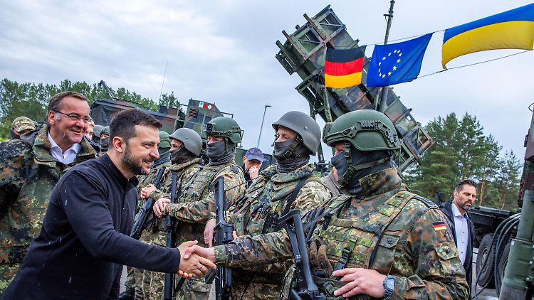 Selenskyj und Pistorius besuchen deutsche und ukrainische Soldaten auf einem Truppenübungsplatz im Juni 2024. 