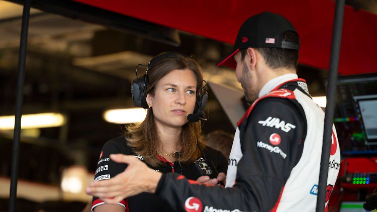 Laura Müller und Esteban Ocon bei Testfahrten im Dezember.