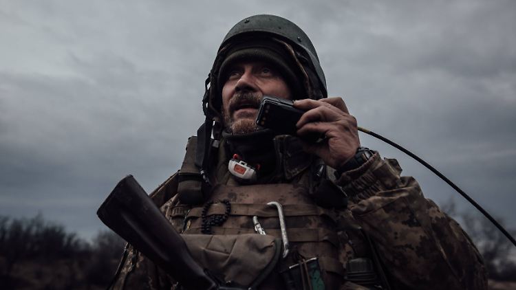 Ein ukrainischer Frontsoldat kontaktiert seine Kameraden