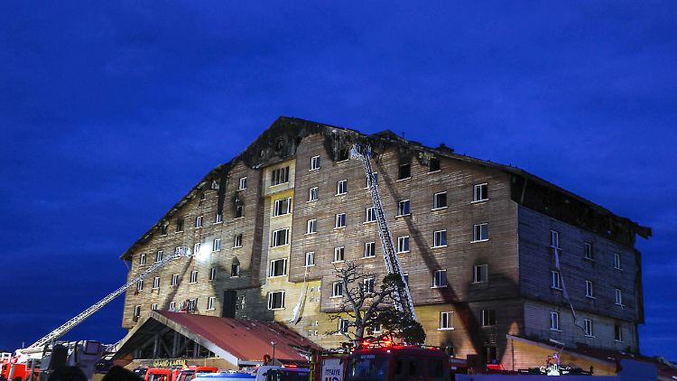 Fernsehberichten zufolge kamen mehrere Gäste ums Leben, als sie auf der Flucht vor den Flammen aus den Hotelfenstern sprangen.