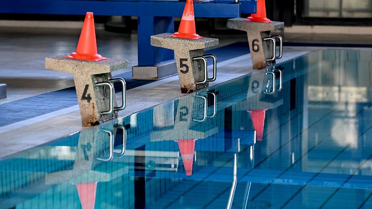 Baderegeln kennen, aus zwei Metern Tiefe einen Gegenstand aus dem Wasser holen, ins Becken springen und 15 Minuten in Bauch- und auch in Rückenlage schwimmen - und dann gibt es den Freischwimmer.